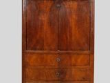 une armoire ancienne en bois avec des tiroirs et des tiroirs