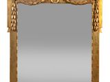 un miroir à cadre doré orné d'un motif décoratif