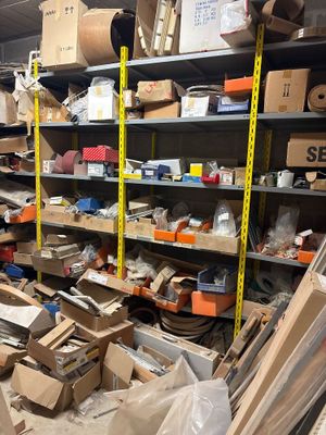 beaucoup de boîtes et de cartons sur les étagères de la pièce