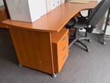 un bureau avec une chaise et un ordinateur dessus