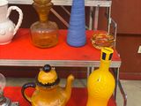 plusieurs vases différents sur une étagère dans une pièce