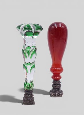 deux vases en verre placés l'un à côté de l'autre