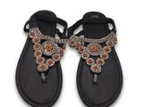 une paire de sandales pour femme ornées de perles sur la pointe