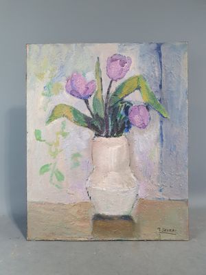 un tableau représentant des fleurs violettes dans un vase blanc posé sur une table