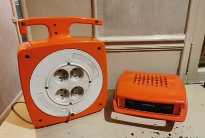 une radio orange et une enceinte orange posées sur un comptoir