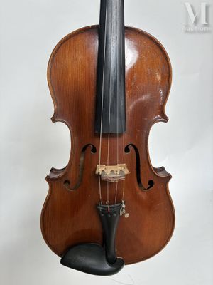un vieux violon posé sur un chevalet, sur fond blanc