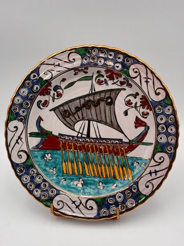 Plat décoratif en céramique grec, décor d'un bateau. D : 34 cm