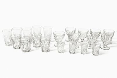 un grand nombre de verres alignés sur la table