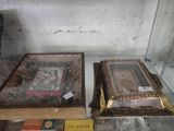 deux vieux livres exposés dans une vitrine