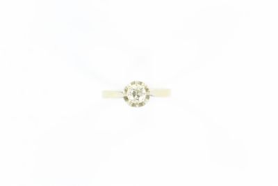 une bague de fiançailles ornée d'un seul diamant au centre