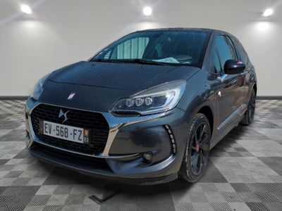 l'avant d'une voiture grise dans une pièce au sol à carreaux