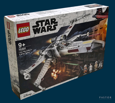 une boîte contenant des sets Lego Star Wars sur fond bleu