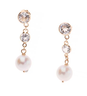 une paire de boucles d'oreilles en perles et diamants sur fond blanc