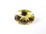 gros plan d'un diamant jaune sur une surface blanche