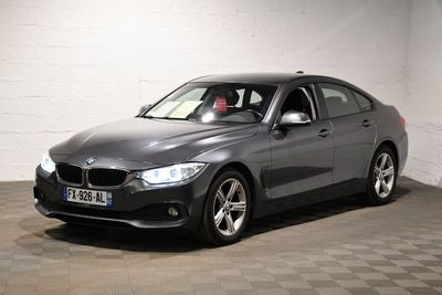 une photo d'une BMW grise garée dans un garage