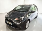 une Toyota AY noire garée dans une pièce blanche