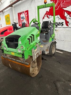 une machine verte qui se trouve dans un garage