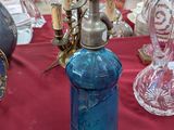 une table recouverte d'une nappe rouge, sur laquelle se trouve une lampe