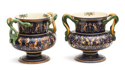 GIEN Deux grands cache-pots de modèle approchant, en faïence… - Photo 1