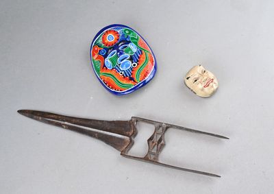 un couteau, un bol et une paire de ciseaux posés sur une table
