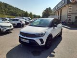 Le SUV blanc est garé devant un immeuble, sur un parking.