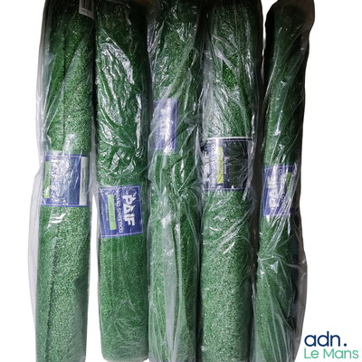 de nombreux rouleaux d'herbe verte emballés dans des sacs en plastique