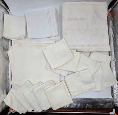 de nombreux vêtements dans une valise