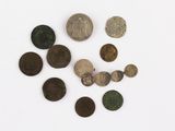 plusieurs pièces de monnaie sont disposées en cercle sur une surface blanche