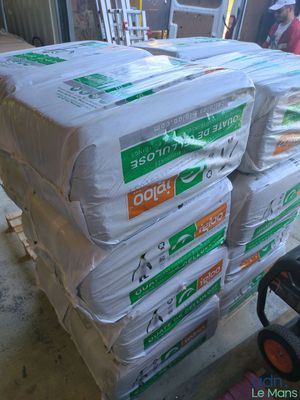 une pile de sacs posée sur une palette dans un entrepôt