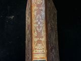 un livre posé sur une table