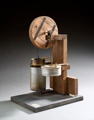 une photo d'une maquette en bois représentant une machine