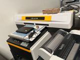 une imprimante posée sur un bureau