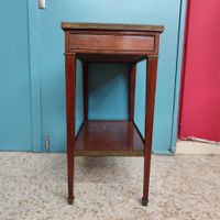 Table de chevet de style Louis XVI , garniture laiton dessus… (photo 4)