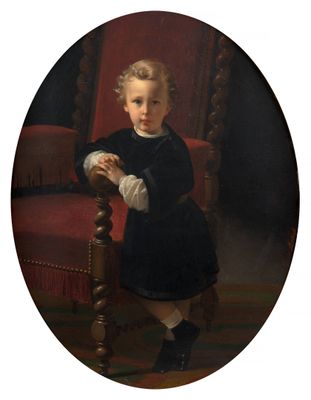 portrait d'un jeune garçon vêtu d'une robe noire, assis sur une chaise rouge