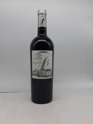 une bouteille de vin posée sur une table