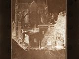 une vieille photo d'un vieux bâtiment avec une tour horloge en arrière-plan