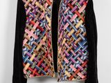 une veste multicolore suspendue à un cintre