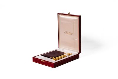 une boîte contenant un stylo et un portefeuille