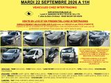 une affiche annonçant un salon automobile au milieu d'un parking