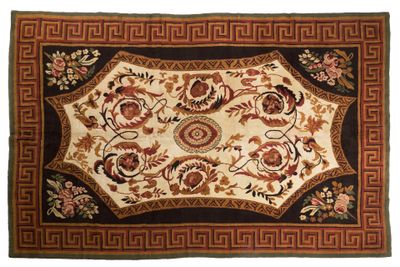 un tapis avec un motif floral sur fond blanc