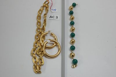 deux bijoux posés sur une table