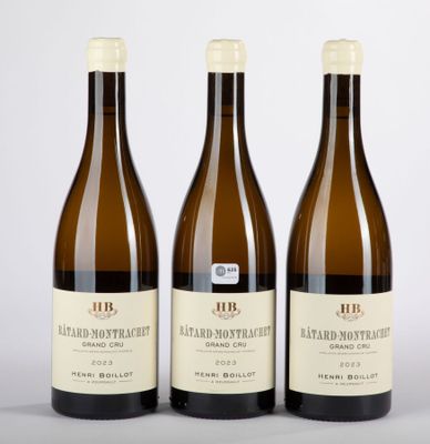 trois bouteilles de vin posées sur une table l'une à côté de l'autre