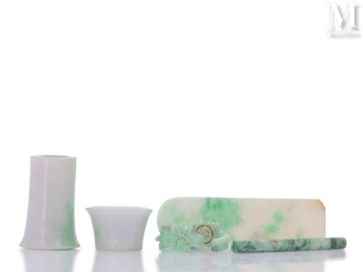 un savon posé à côté d'une tasse sur une table