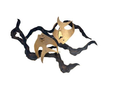 deux masques posés sur une branche d'arbre