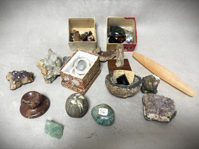 beaucoup de roches et de pierres qui se trouvent sur la table