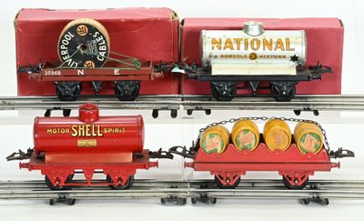 trois petits trains qui sont posés sur les rails