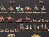 de nombreuses figurines représentant des personnes à cheval et des chiens