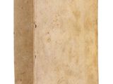 un vieux livre posé sur une surface blanche