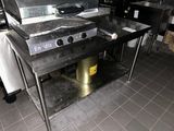 une photo d'une cuisine professionnelle équipée d'une cuisinière