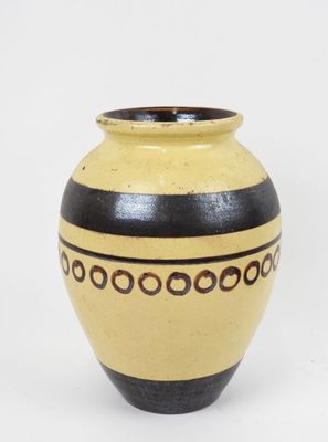 un vase jaune et noir sur fond blanc